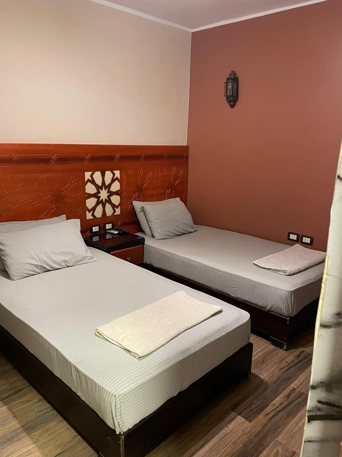 H100 Pyramids View Hostel Gíza Kültér fotó